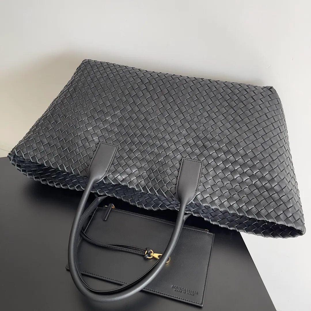 Batch 2860 Classic returns... (large size 51cm) • Cabat, born in 2001, is one of the most iconic styles of the Bottega Veneta workshop. The whole bag is made of top-grade imported lambskin. There is no exposed logo on the whole bag, but with the classic wide woven elements, you can tell who it belongs to at a glance! Can be carried on one shoulder, very practical! Style number: 608811 Size: 51*18*28